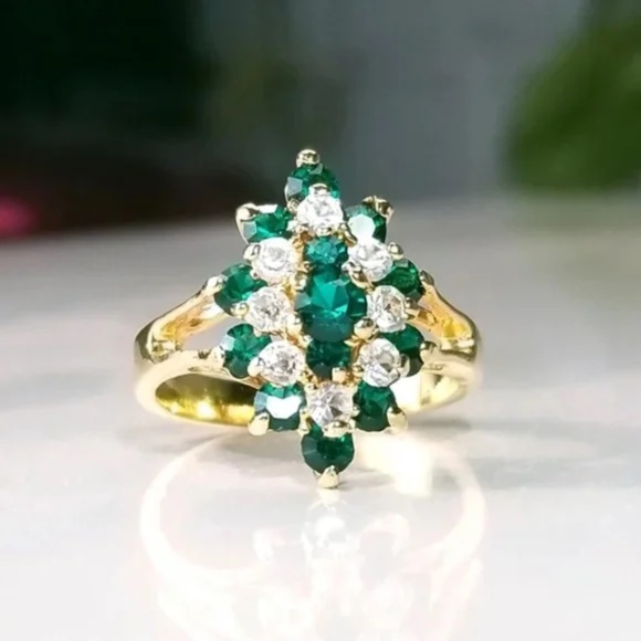 Green and Clear Rhinestone Cocktail Ring Size 11 - Picture 1 of 7